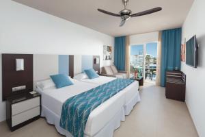habitación doble grande con vistas laterales al mar - Hotel Riu Costa del Sol - All Inclusive