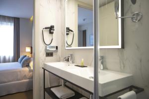 habitación familiar deluxe con cama extragrande - Hotel Riu Plaza España