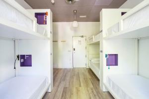 cama en dormitorio compartido de 4 camas con baño privado - Hotel Safestay Madrid Central