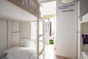 cama en dormitorio compartido de 4 camas con baño privado - Hotel Safestay Madrid Central