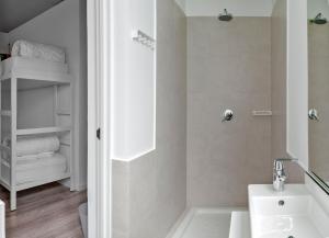 cama en habitación compartida de 6 camas con baño privado  - Hotel Safestay Madrid Central