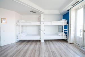 cama en habitación compartida de 6 camas con baño privado  - Hotel Safestay Madrid Central