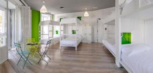 cama en un dormitorio compartido de 8 camas con baño compartido - Hotel Safestay Madrid Central