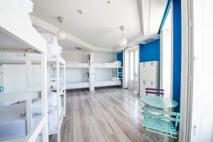 cama en un dormitorio compartido de 8 camas con baño compartido - Hotel Safestay Madrid Central