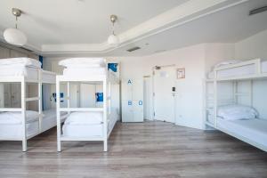 Cama en un dormitorio compartido de 8 camas con baño compartido - Safestay Madrid