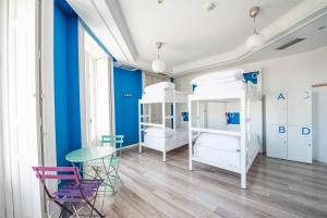 cama en habitación compartida femenina de 6 camas con baño compartido - Hotel Safestay Madrid Central