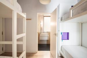 Cama en habitación compartida mixta de 4 camas - Safestay Madrid