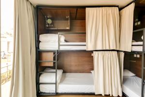 cama en habitación compartida femenina - Hotel Selina Porto