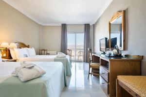 habitación familiar comunicada con vistas laterales al mar - Hotel Sol Guadalmar