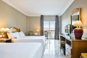 habitación familiar comunicada con vistas laterales al mar - Hotel Sol Guadalmar