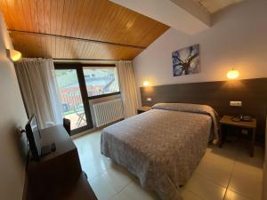 habitación con cama grande y balcón - Somriu Hotel City M28