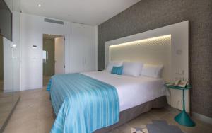 suite con cama extragrande y balcón (4 adultos) - Suitopía - Sol y Mar Suites Hotel