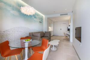 suite con cama extragrande y zona de cocina (4 adultos) - Suitopía - Sol y Mar Suites Hotel