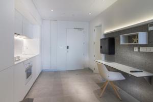 suite con cama extragrande y zona de cocina (2 adultos)  - Suitopía - Sol y Mar Suites Hotel