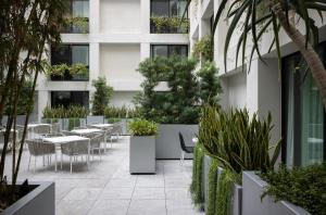 alojamiento courtyard con 2 camas grandes y vistas al patio  - The Godfrey Hotel Hollywood