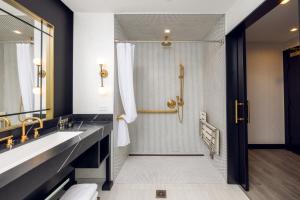 habitación adaptada para personas de movilidad reducida con ducha - 1 cama extragrande - The Godfrey Hotel Hollywood