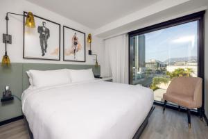 habitación con bañera - 1 cama extragrande - adaptada para personas de movilidad reducida - The Godfrey Hotel Hollywood