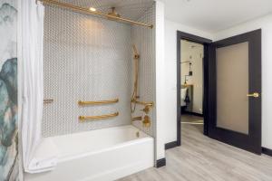 habitación con bañera - 1 cama extragrande - adaptada para personas de movilidad reducida - The Godfrey Hotel Hollywood