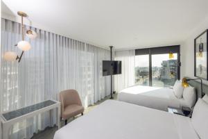 alojamiento city con 2 camas grandes  - The Godfrey Hotel Hollywood