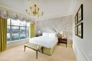 habitación de lujo con cama extragrande y vistas al río - Hotel The Savoy