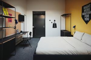 Habitación con cama extragrande. - The Social Hub Madrid