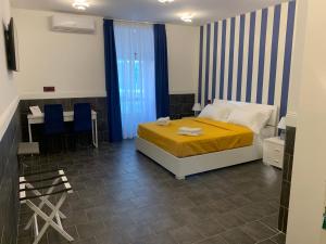 habitación doble estándar - Hotel Yacht Club Angioino