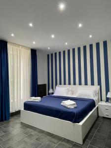 habitación con cama grande y bañera de hidromasaje - Hotel Yacht Club Angioino
